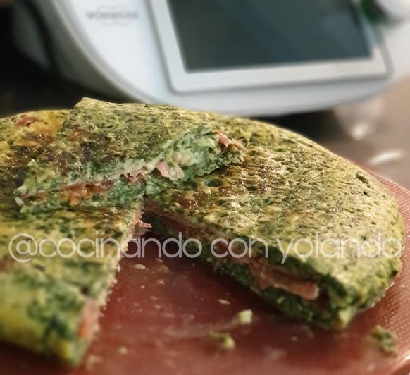 Tortilla de acelgas rellena de tomate, queso y jamòn serrano.